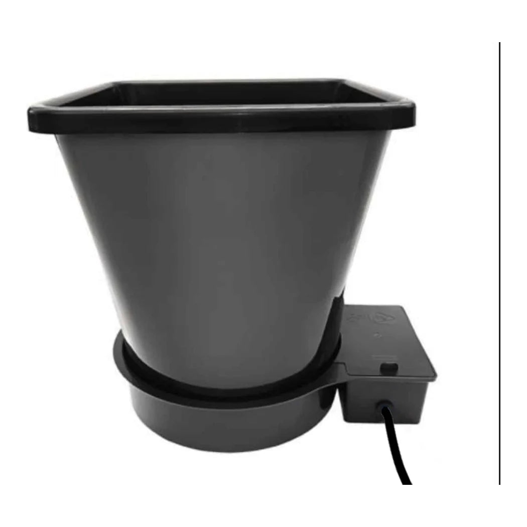 AutoPot XL 1Pot module - 6.6 gallon pot on its tray with AQUAvalve5 and feed pipe