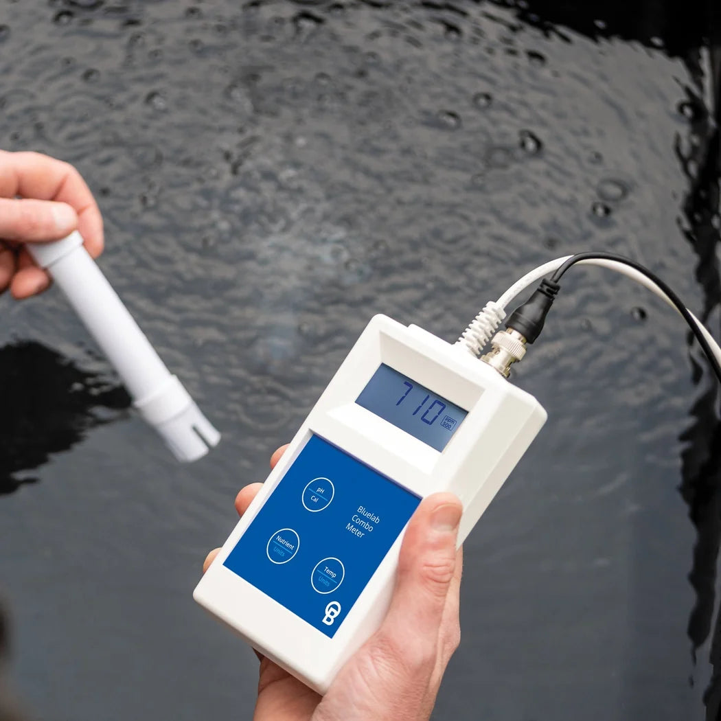 Bluelab Combo Meter measuring conductivity (EC) in a reservoir with the Bluelab conductivity probe