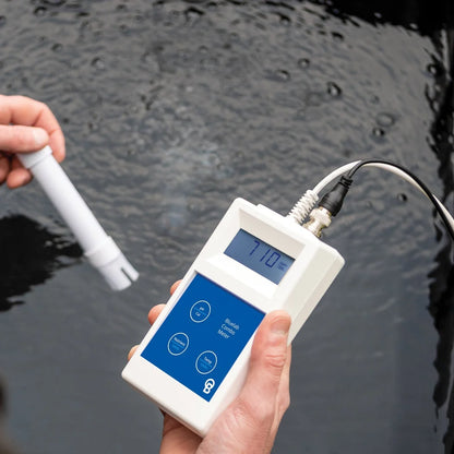 Bluelab Combo Meter measuring conductivity (EC) in a reservoir with the Bluelab conductivity probe