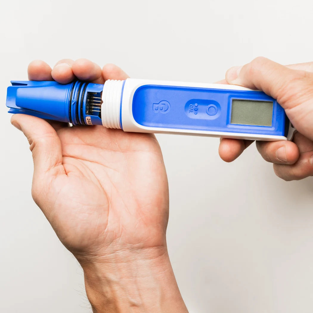 Bluelab OnePen held in two hands while the replaceable probe is removed